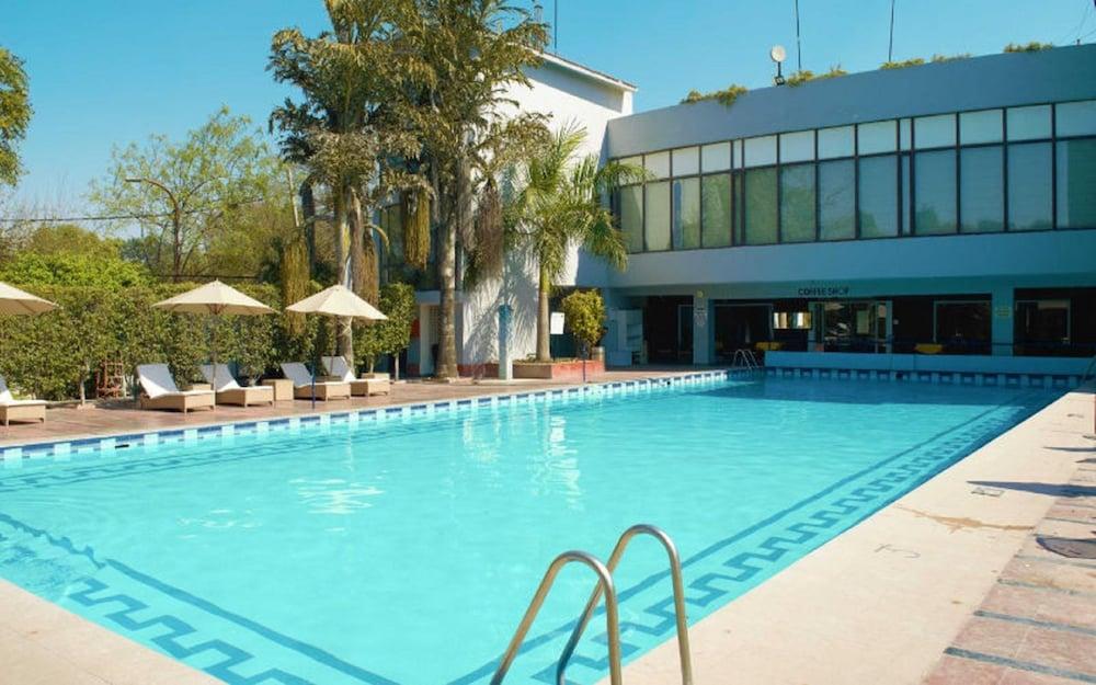 Best Western Resort Country Club Гургаон Экстерьер фото