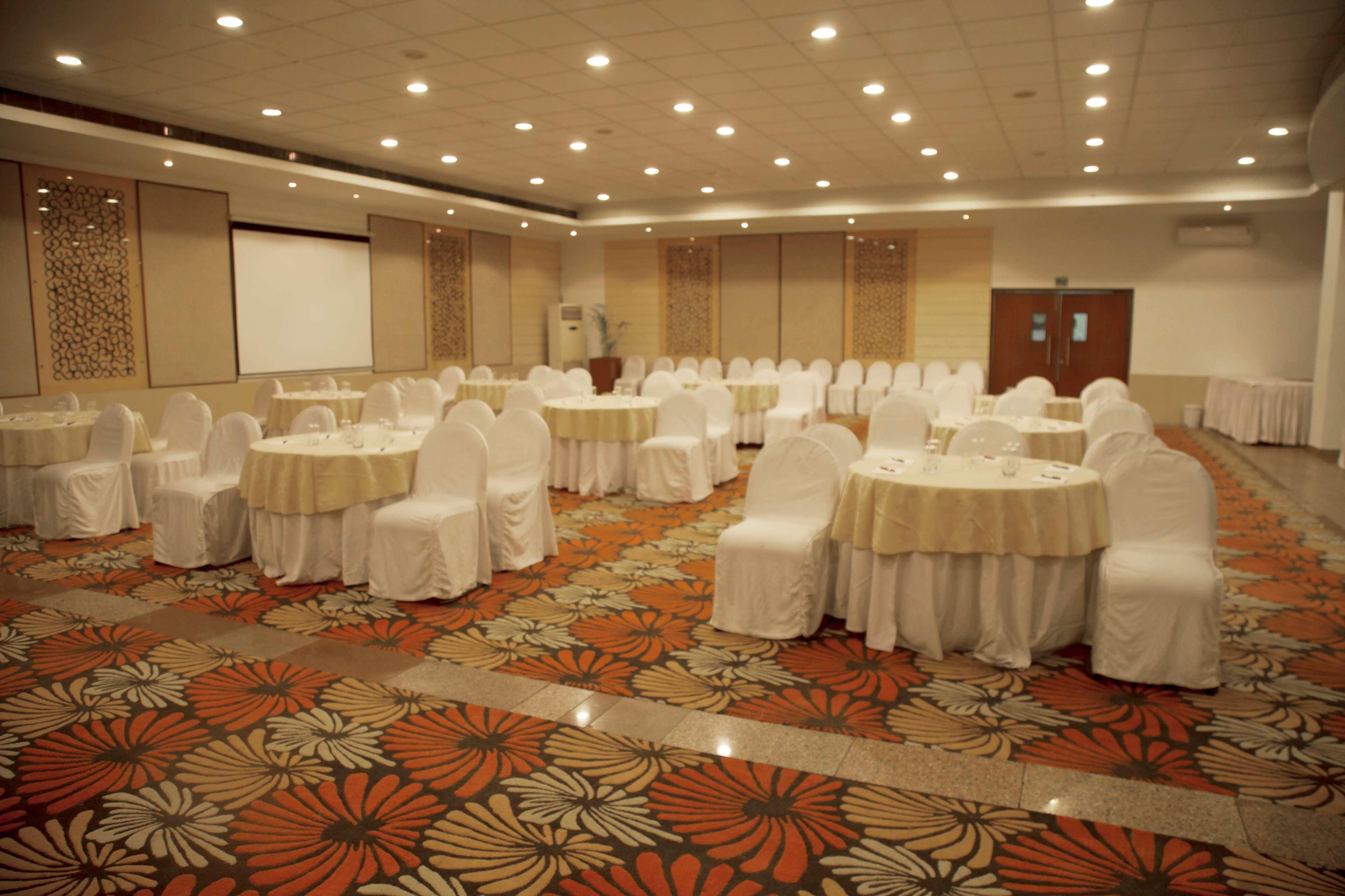 Best Western Resort Country Club Гургаон Экстерьер фото