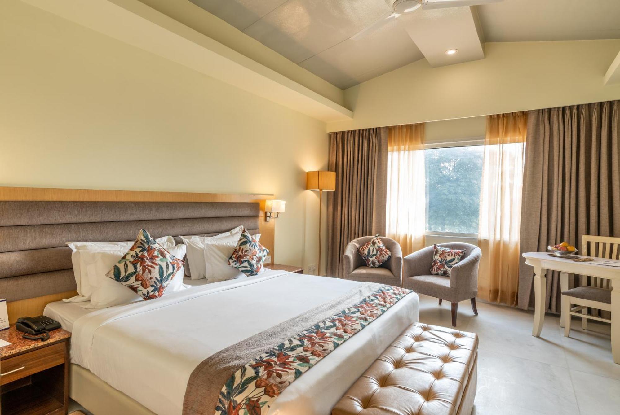 Best Western Resort Country Club Гургаон Экстерьер фото
