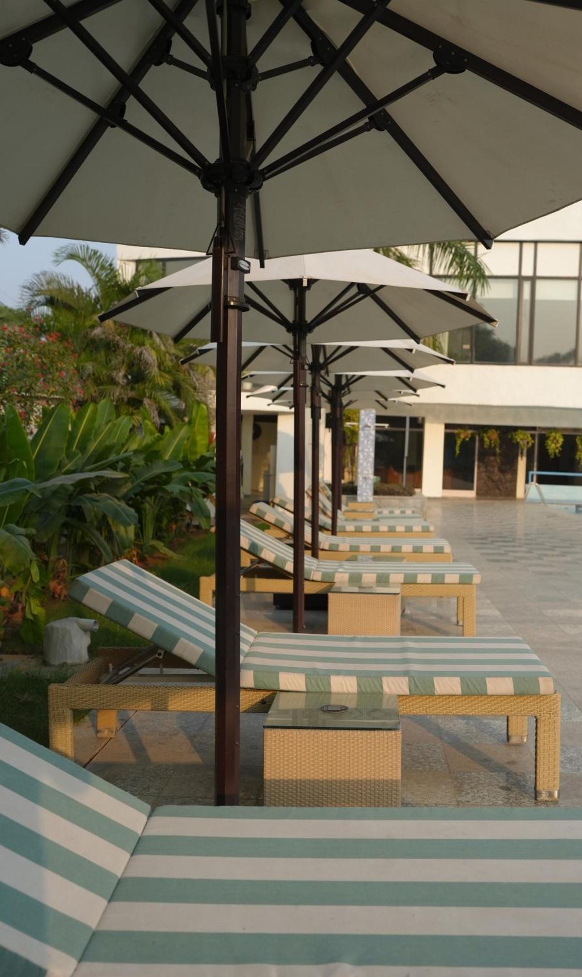 Best Western Resort Country Club Гургаон Экстерьер фото