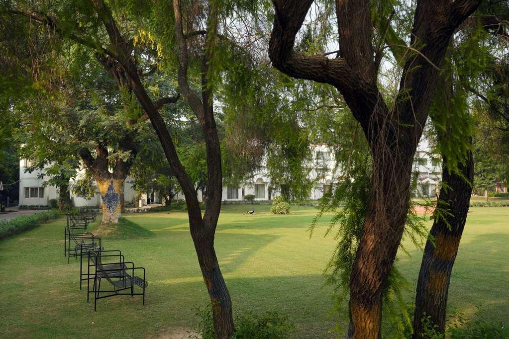 Best Western Resort Country Club Гургаон Экстерьер фото