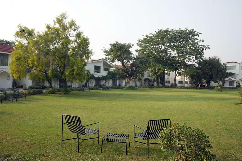Best Western Resort Country Club Гургаон Экстерьер фото